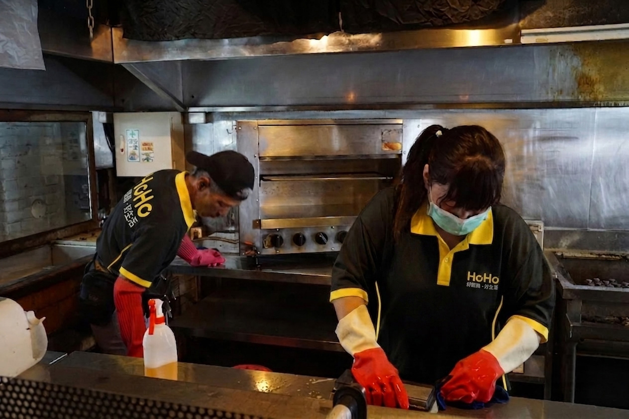 餐廳後場廚房清潔作業